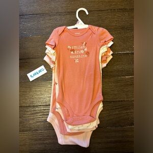 Baby girl onesies - 4 pack - Size 9 Months - Carter’s - NEW With Tags